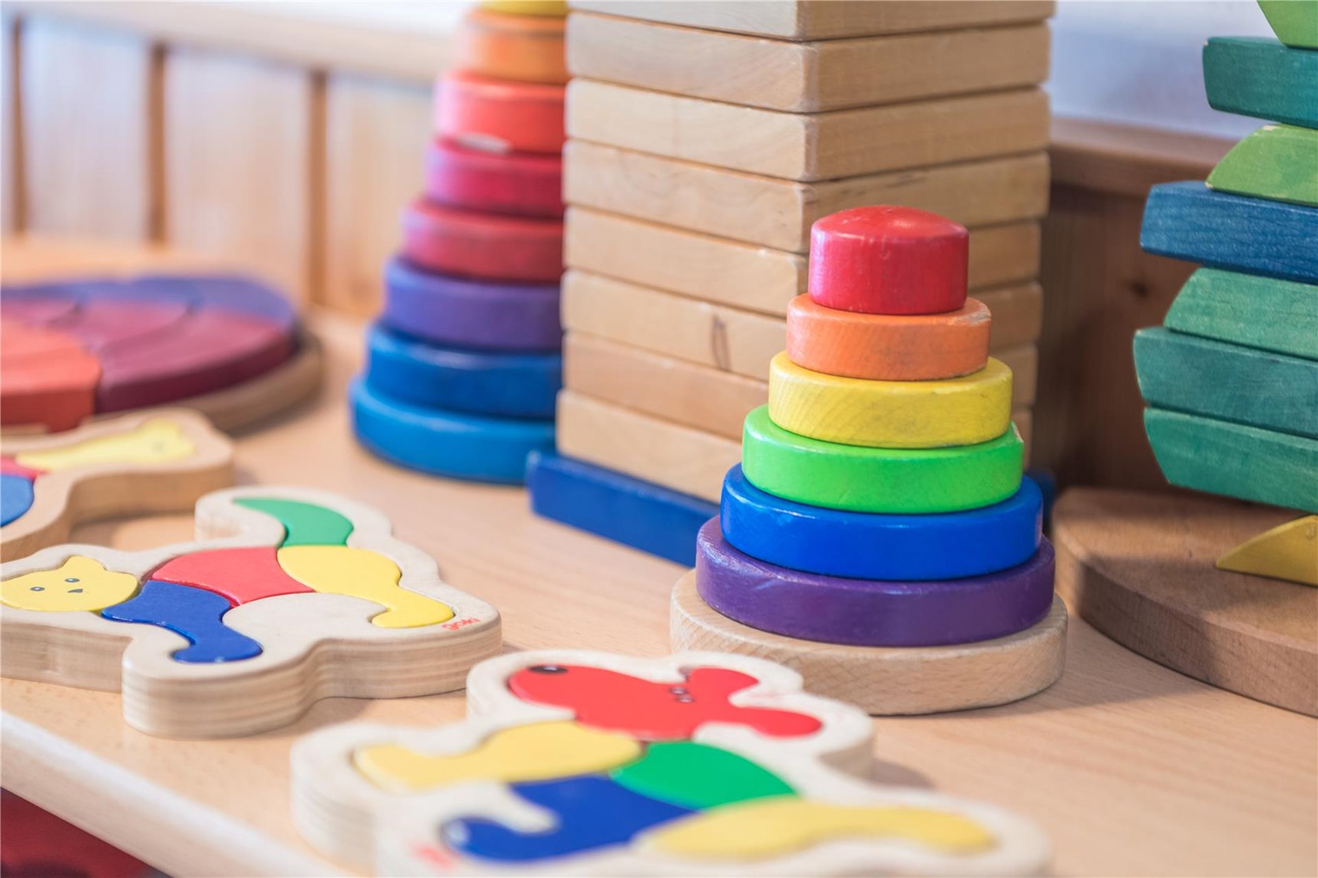Holzspielzeugturm mit bunten Holzklötzen, die übereinander gestapelt sind und eine kreative Spielumgebung schaffen.